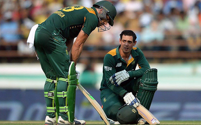 FILE: Proteas batsman Faf du Plessis and Quinton de Kock take a break during their innings against India in Rajkot on 18 October 2015. Picture: AFP/CSA