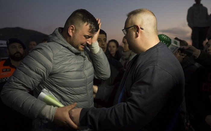 Jose Rosello (L), the father of Julen who fell down a well, cries as rescue efforts continue to find the boy in Totalan in southern Spain on 16 January 2019. Picture: AFP