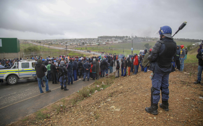 Caledon police maintained a heavy presence in Caledon on Thursday 4 April 2019 after two people were killed following service delivery protests. Picture: EWN.