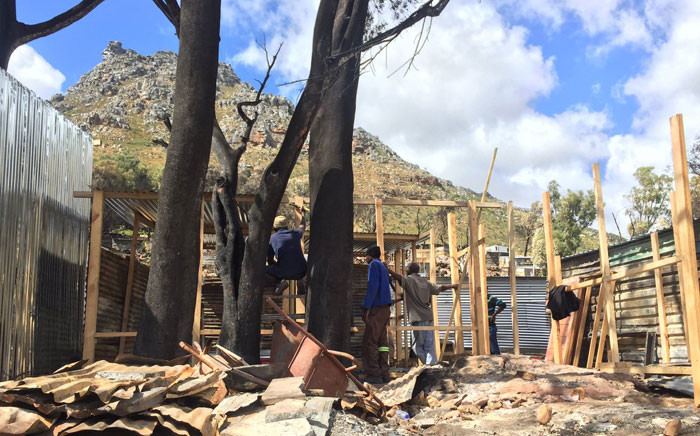 FILE: Imizamo Yethu residents rebuild their informal structures after a devastating fire left four dead and scores homeless. Picture: Monique Mortlock/EWN.