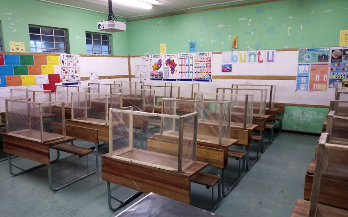 FILE: Classroom desks at Talfalah Primary School, in Cape Town, are fitted with handmade COVID-19 protective screens. Image: Supplied