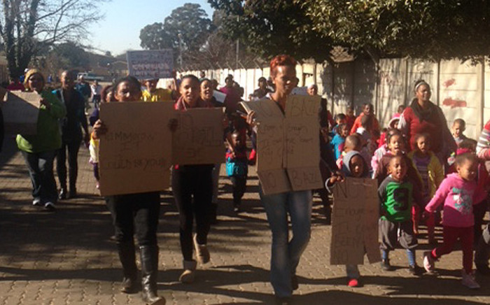 Protesting members of the Westbury community demand to see the man arrested in connection with an incident of suspected gang violence that saw a three-year-old boy being shot in the head on 4 August 2014. Picture: Mia Lindeque/EWN.