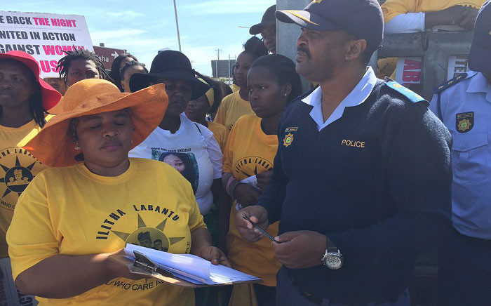 Khayelitsha residents marched to the police station to hand over a memorandum after Anelisa Dulaze was reported missing. Picture: Natalie Malgas/EWN