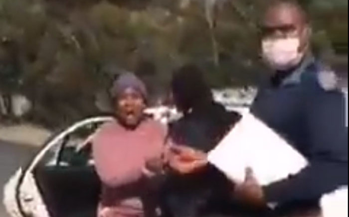 A screengrab from a video on Twitter of JMPD officers allegedly harassing a street vendor in Douglasdale.