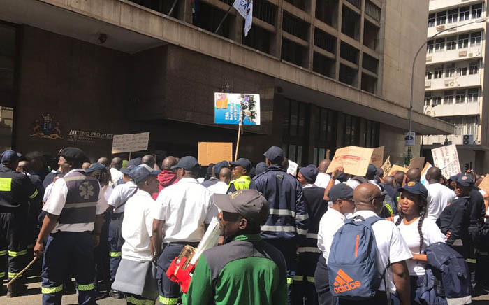 Emergency services workers outside Gauteng Premier David Makhura's office in the Johannesburg CBD on 28 August 2017. Picture: Masego Rahlaga/EWN