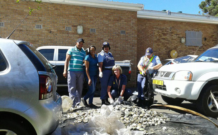 Hermanus SAPS confiscated large quantity abalone and abandoned vehicle on N2 in Grabouw.  Picture: ‏@SAPoliceService.