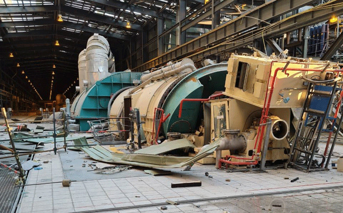 An explosion ripped through Medupi Power Station’s Unit 3 Generator just before 11 pm on 8 August. Picture: @chrisyelland/Twitter.