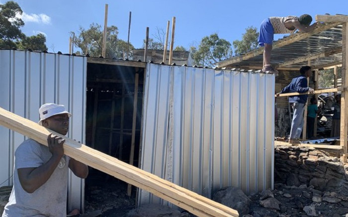 Imizamo Yethu residents rebuild their homes on 9 September 2020 after a devastating fire on 6 September 2020. Picture: Kaylynn Palm/EWN