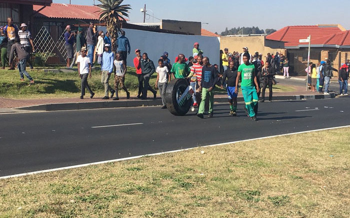 Diepkloof residents gather to protest over housing. Picture: EWN