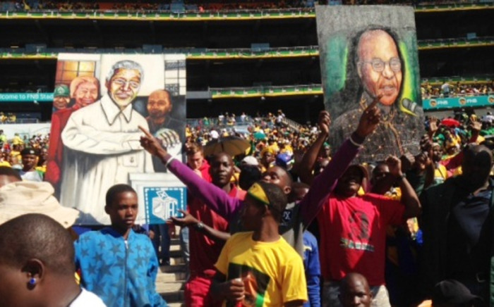 ANC supporters hold up paintings of Nelson Mandela and Jacob Zuma at the ruling party’s Siyanqoba rally at the FNB Stadium in Johannesburg, 4 May 2014. Picture: Vumani Mkhize/Twitter.