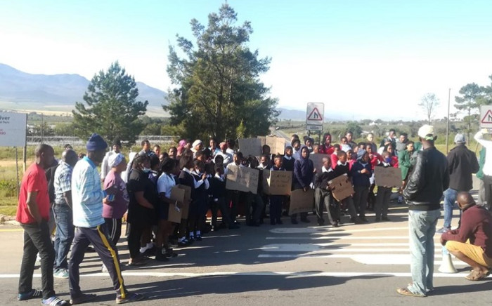 Parents in the Overberg town of Botrivier on 6 October 2020 protested following the suspension of a scholar transport service by the Western Cape Education Department. Picture: Lauren Isaacs/EWN