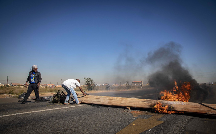Residents of Protea Glen have shut down their community, protesting against illegal land invaders who they say will devalue their properties and endanger their children. Picture: Thomas Holder/EWN