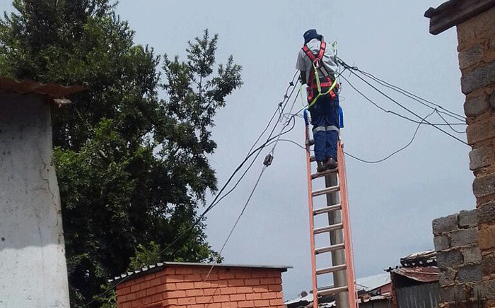 FILE: A technician disconnects illegal connections in Soweto. Picture: @AsktheChiefJMPD
