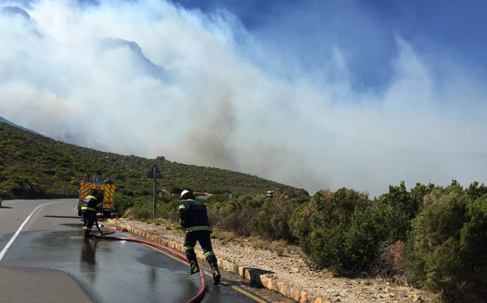 Cape Town fire trucks on Chapman's Peak trying to stop the fire from spreading towards Hout Bay. Picture: Aletta Gardner/EWN