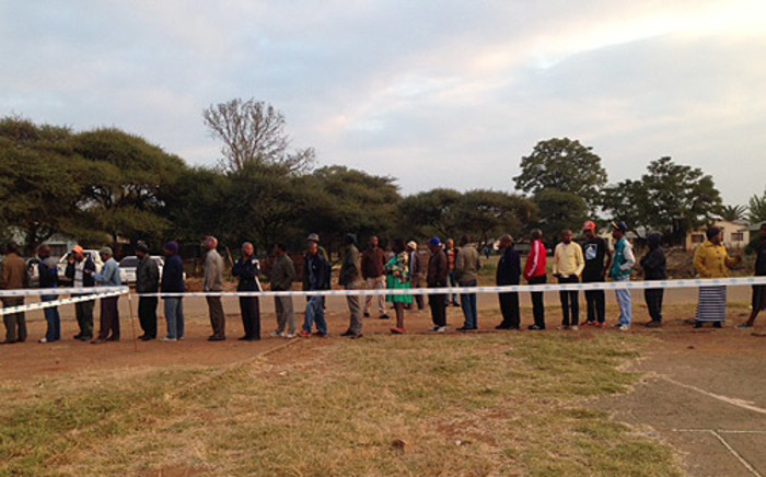 Scores of people in Marikana lined up to cast their votes on 7 May 2014. Picture: Vumani Mkhize/EWN.