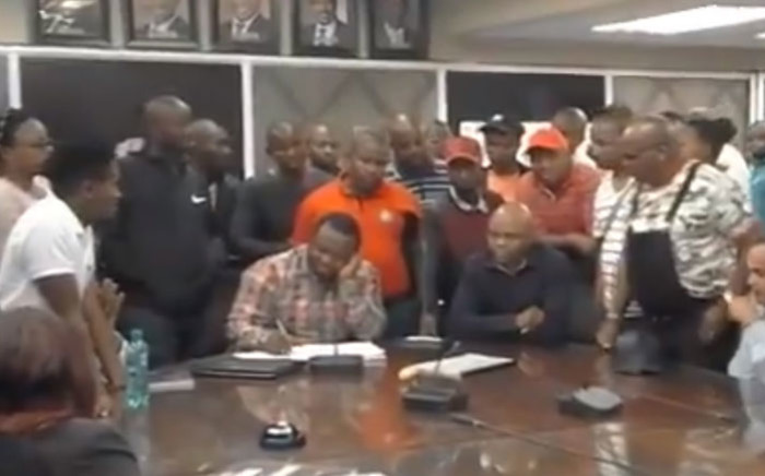 A screengrab of KZN Health HOD Musa Gumede surrounded by members of the Federation for Radical Economic Transformation (FFRET).