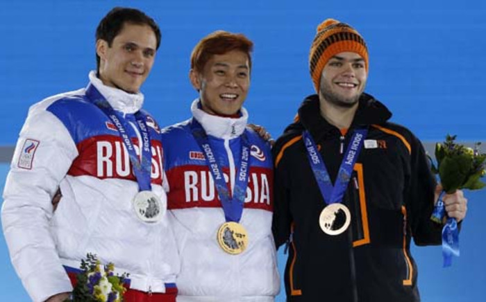 RUSSIAN FEDERATION, Sochi : (From L) Russia's silver medalist Vladimir Grigorev, Russia's gold medalist Victor An and Netherlands' bronze medalist Sjinkie Knegt pose on the podium during the Men's Short Track 1000 m Medal Ceremony at the Sochi medals plaza during the Sochi Winter Olympics on February 15, 2014. AFP PHOTO / ADRIAN DENNIS