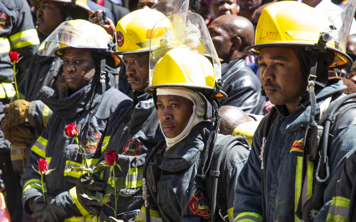 Members of the Johannesburg Emergency Services, metro police, paramedics and various private and public sector security companies gathered at the Bank of Lisbon building to honour the lives of three fighters who died while battling a blaze in the city centre.  Picture: Christa Eybers/EWN