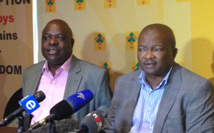 Former Cope deputy president Mbhazima Shilowa. (Left) and UDM leader Bantu Holomisa (right) held a brief media briefing in Sandton on 24 February 2014 about plans for more than 800 Cope delegates to support the UDM during the upcoming elections. Picture : Reinart Toerien/EWN
