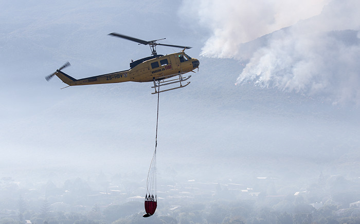 Fire choppers assisted firefighters by water-bombing the flames on the mountain above Hout Bay on Tuesday 3 March 2015. Picture: Aletta Gardner/EWN.