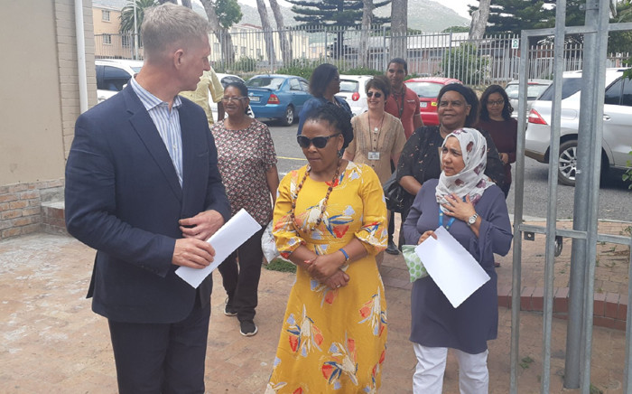 City of Cape Town Mayco member JP Smith and provincial Health MEC Dr Nomafrench Mbombo during a visit at Ocean View Clinic. Picture: @WCHealthMEC/Twitter