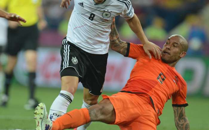German midfielder Mesut Oezil (L) vies with Dutch midfielder Nigel de Jong during the Euro 2012 championships football match the Netherlands vs Germany on 13 June, 2012. Picture: AFP.