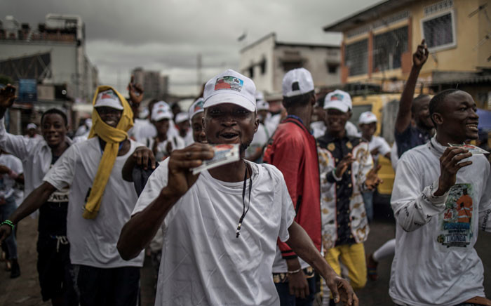 A crowd campaigns under a downpour for a candidate to the Congolese parliament, Christian Ngelebeya Papy, on 17 December 2018, in Kinshasa. Democratic Republic of Congo. Picture: AFP.