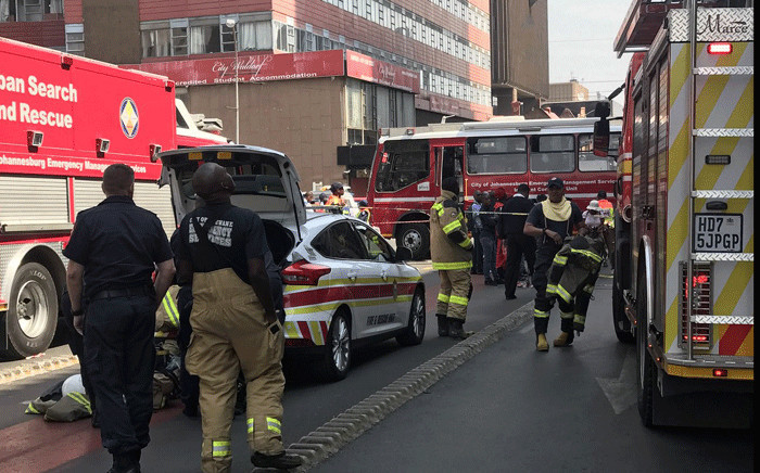 Fire trucks and firefighters from the City of Tshwane at the Johannesburg CBD to assist with fighting the blaze. Picture: Christa Eybers/EWN