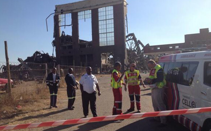 Police cordoned off the area while they search four people believed to be still trapped in an abandoned building. Picture: Thando Kubheka/EWN. 