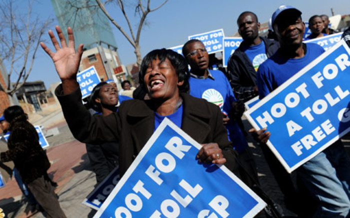 Members of the Democratic Alliance demonstrate during the e-toll case at the Constitutional Court in Johannesburg on Wednesday, 15 August 2012. Picture: Sapa