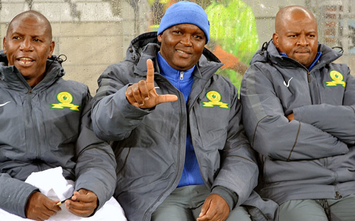 Sundowns coach Pitso Mosimane (centre) gestures his team's symbolic 'sky is the limit' sign on 13 August 2014. Picture: Abed Ahmed/EWN.