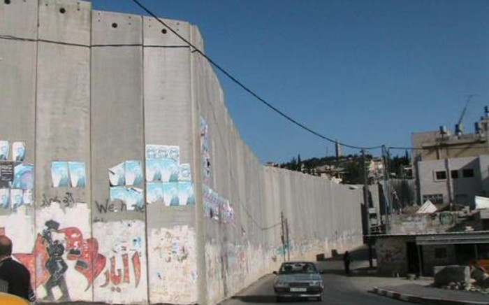 A separation barrier under construction by the state of Israel created to keep Palestinians in the Israeli-occupied territories of the West Bank and Gaza out of Israel. Picture: Wikimedia Commons.