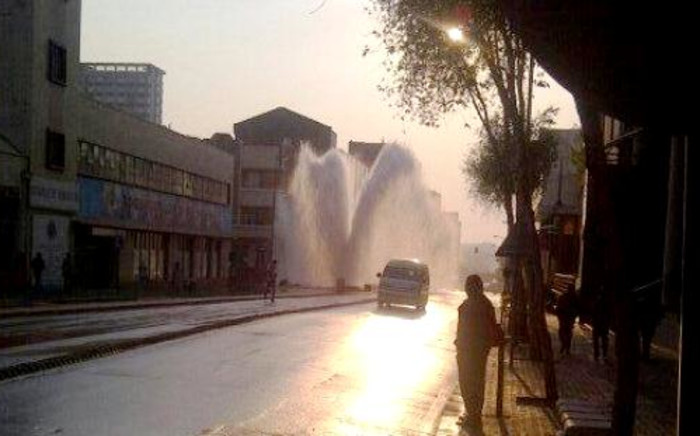 FILE: A burst pipe has left Johannesburg's northern suburbs without water. Picture: @ashwinscheepers/Twitter.