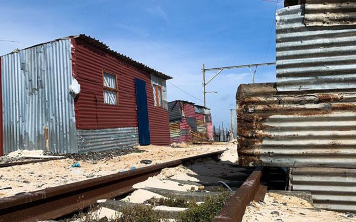 The informal settlement of Lockdown has sprung up on and around the Metrorail's central line in Philippi, Cape Town. Picture: Kaylynn Palm/EWN