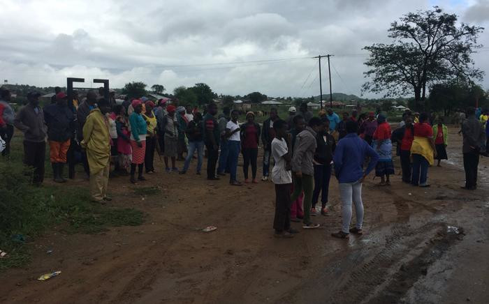 Scores of Vuwani residents have started gathering as they prepare to march to the municipal office over demarcation battles on 6 February 2017. Picture: Thomas Holder/EWN.