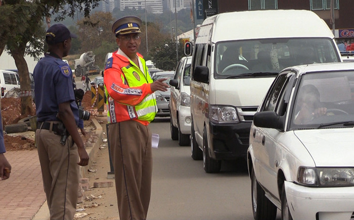FILE: Johannesburg Metro Police spokesperson Wayne Minnaar directs traffic during an Easter road safety operation in Alexandra, 31 March 2015. Picture: Vumani Mkhize. 