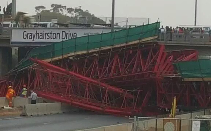 FILE: The scaffolding of a pedestrian bridge under construction in Sandton has collapsed. The bridge was being built parallel to Grayston Drive on the M1 on 14 October 2015. Picture: Arrive Alive