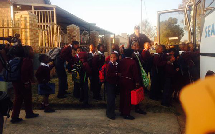 FILE. Some pupils at the Roodepoort Primary School boarding buses to take them to a nearby school on 19 August, 2015. Picture: Ziyanda Ngcobo/EWN.