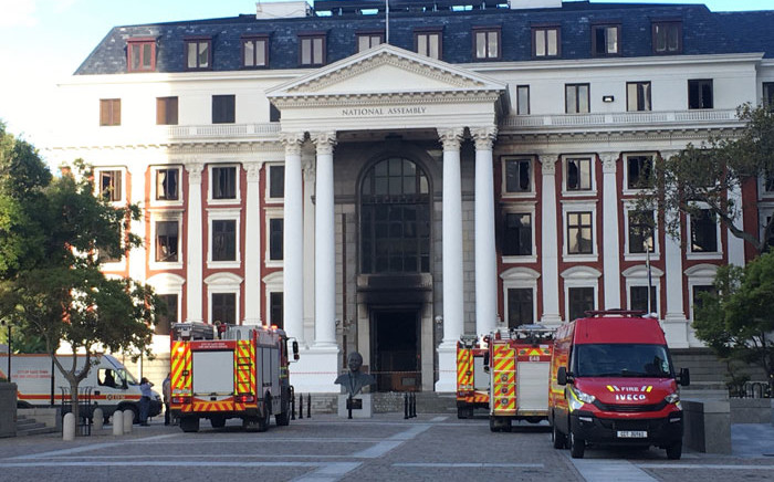 FILE: Firefighting crews at Parliament on 3 January 2022 as they work to extinguish to last remnants of a fire that started on 2 January 2022. Picture: Saya Pierce-Jones/Eyewitness News