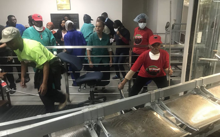Workers at the Charlotte Maxeke Hospital in Johannesburg protest on 31 May 2018.  Picture: Christa Eybers/EWN