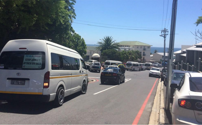 Traffic is back up on Victoria Rd and Geneva Dr with people trying to get to the beach. Picture: Masa Kekana/EWN.