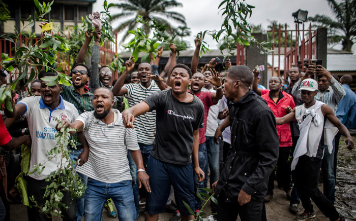 Protesters waiting to cast their ballot, demonstrate outside the College St Raphael polling station, in Kinshasa, on 30 December 2018. Picture: AFP.
