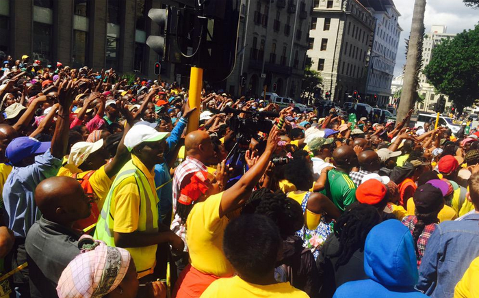 Seskhona protesters threatening to loot, some shouting; "we are hungry!" Siyabonga Sesant/EWN 