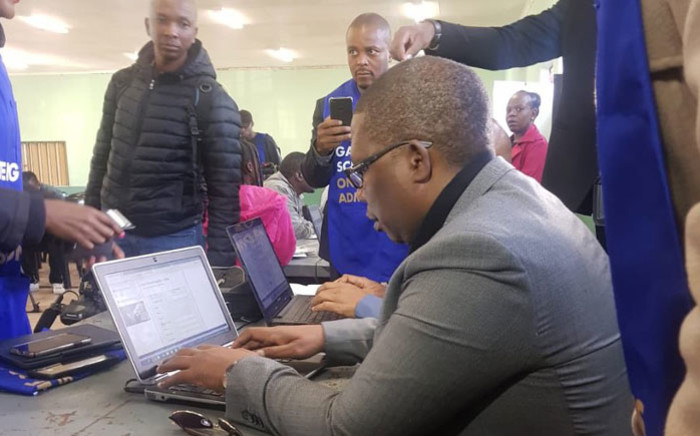 Gauteng Education MEC Panyaza Lesufi gets to grips with the online application system at the Diepsloot Youth Centre on 20 May 2019. Picture: Thando Kubheka/EWN