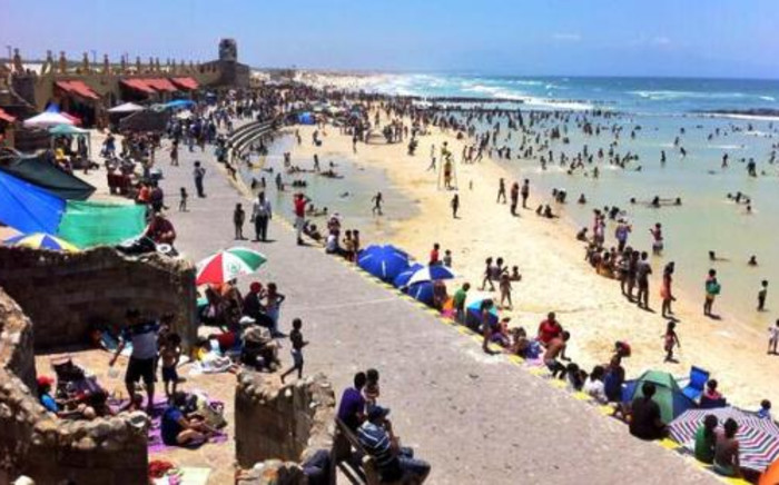 Hundreds of people at Strandfontein Beach. Picture: EWN.