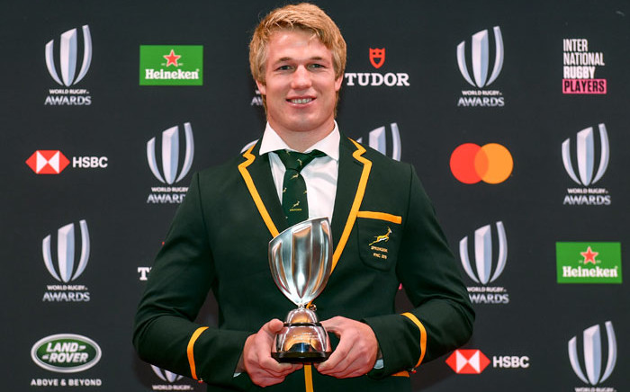 World Rugby Men’s 15s Player of the Year award winner Pieter-Steph du Toit of South Africa poses with the trophy following the World Rugby Awards 2019 ceremony in Tokyo on 3 November 2019. Picture: AFP