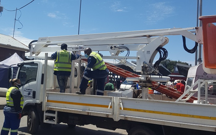 City Power officials on 23 November 2020 cut off electricity to several businesses in the Roodepoort area due to illegal connections. Picture: @CityPowerJhb/Twitter 