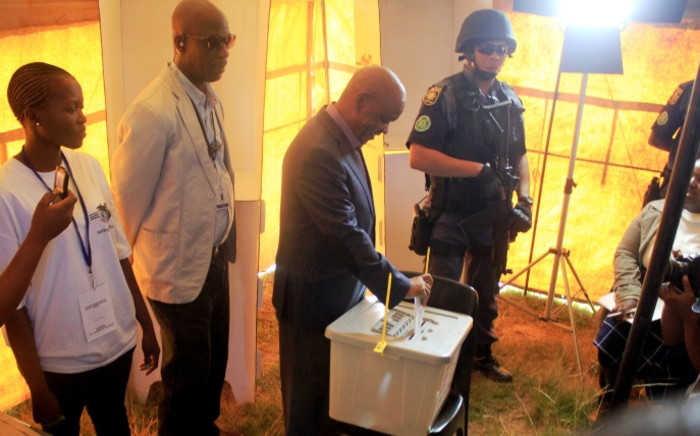FILE: Tom Thabane casts his ballot. Picture: AFP.