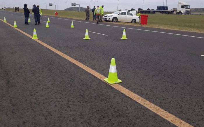 FILE: Police and traffic officials at a roadblock during the SA lockdown, which is in place to curb the spread of the coronavirus. Picture: @SAPoliceService/Twitter.