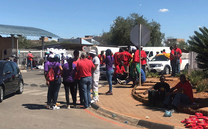 Striking South African Airways (SAA) workers outside the firm's Airways Park office on 15 November 2019. Picture: Bonga Dulane/EWN.